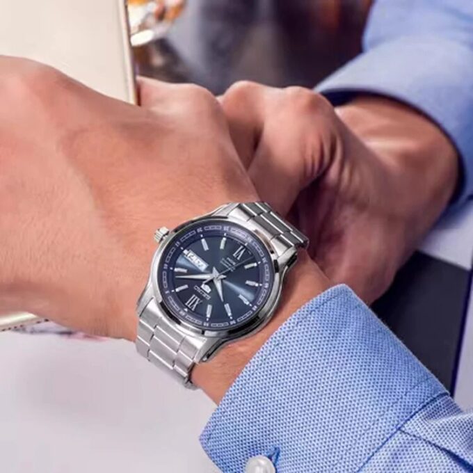 Orologio meccanico a carica automatica n. 5, blu