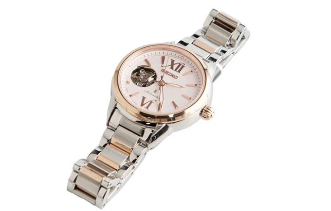 Orologio meccanico con quadrante traforato