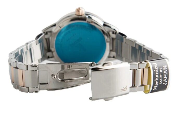 Orologio meccanico con quadrante traforato