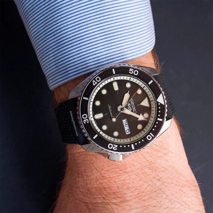 Orologio meccanico sportivo con cinturino in gomma nero della serie n. 5 SRPD73k2